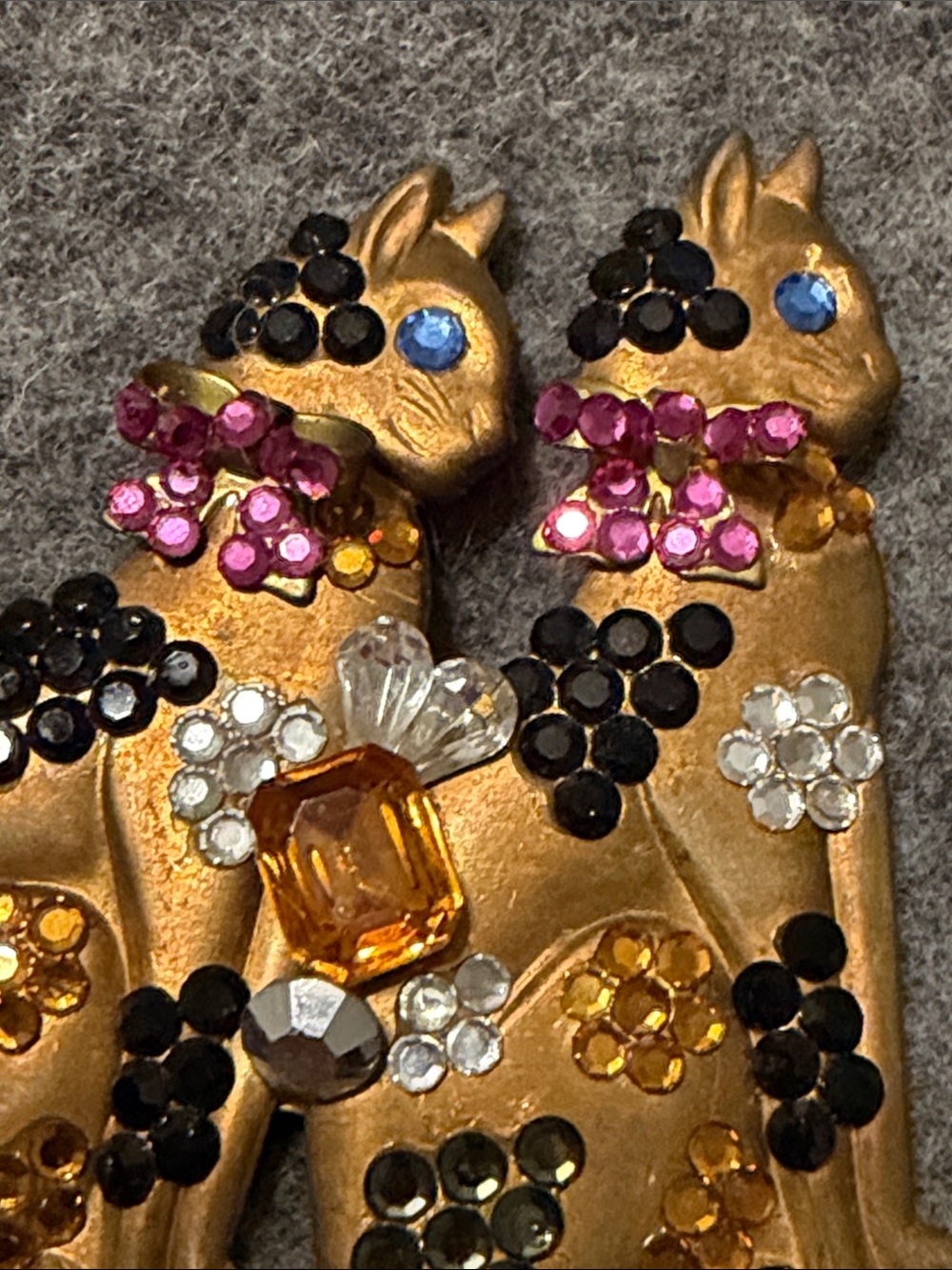 Sparkling Gold-Tone Jeweled Double Cat Brooch blue eyes - Picture 3 of 4